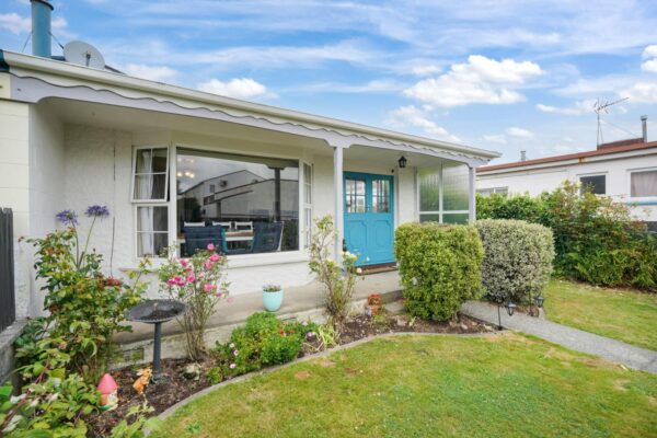Spacious two bedroom unit, a stones throw away from the City Centre!
