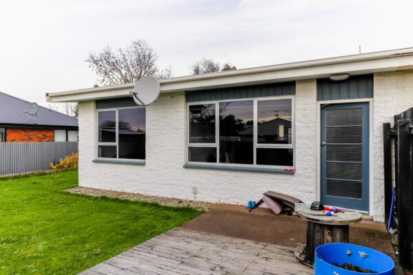 Tidy back unit in Richmond!
