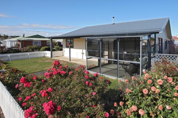 Spacious 2 bedroom tidy town house