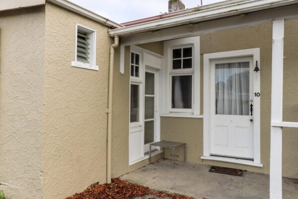 2 bedroom Unit on Dee