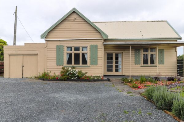 2 bedroom cottage on the outskirts of the city vibe!