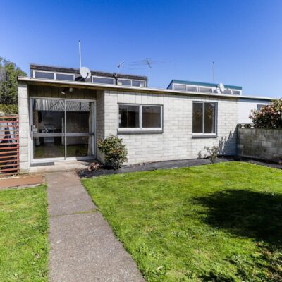 Spacious and bright on Bowmont!