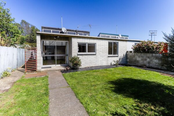 Spacious and bright on Bowmont!