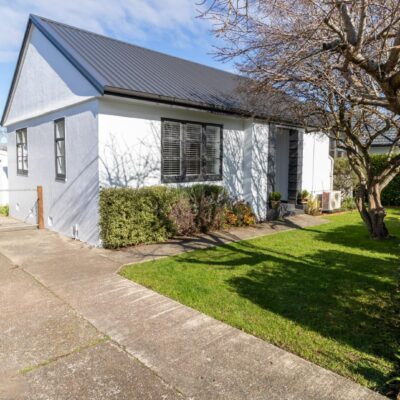 Sunny 2-3 Bedroom on Islington!