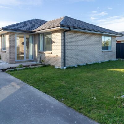 Modern 4 bedroom home- walking distance to the city centre!