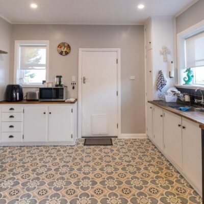 Sunny 2-3 Bedroom on Islington!