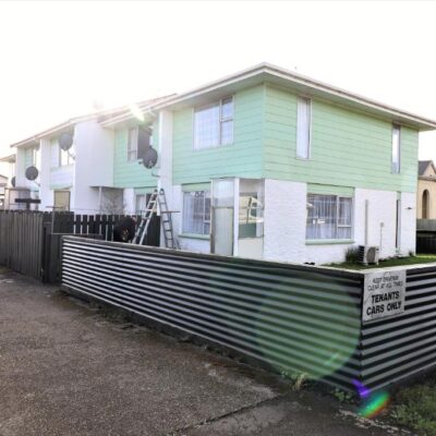 Immaculately presented 2 bedroom unit!