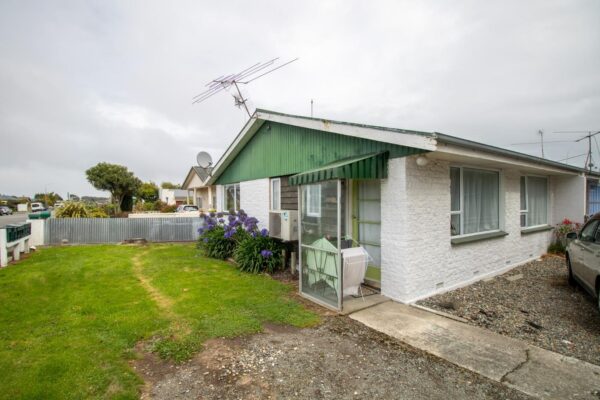 Tidy 2 Bedroom unit close to South City!