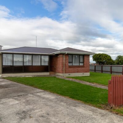 Tidy 3 bedroom house in Kew!