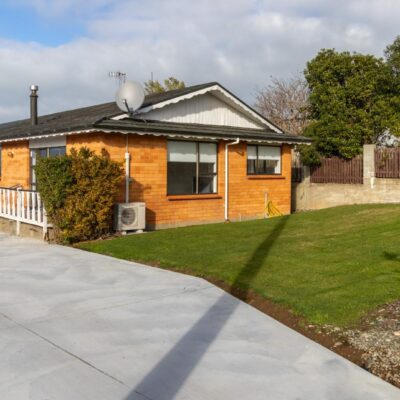 Tidy, low-maintenance living in beautiful Riverton!